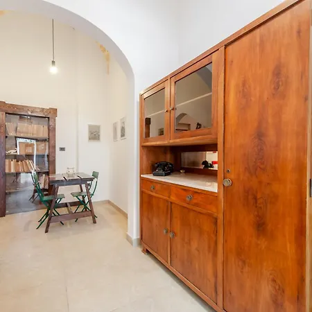 Guesthost - Palazzo Rolli La Stanza Della Libreria * Galatone